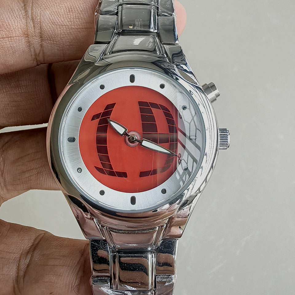 TIMELOOM 02 Rond, cadran rouge, en main de près, film de protection encore sur le bracelet
