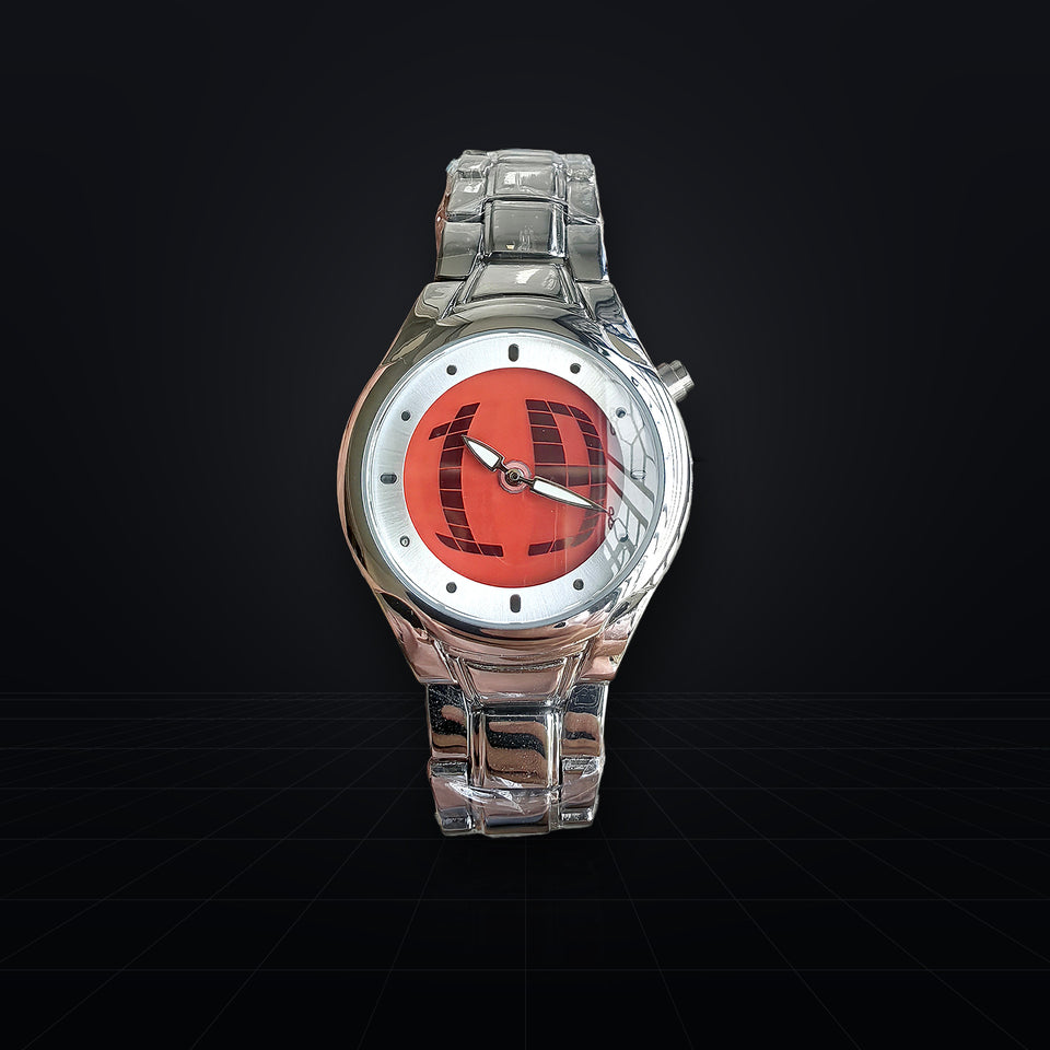 TIMELOOM 02 Rond, cadran rouge, vue de biais : cornes sculptées et bracelet à maillons larges