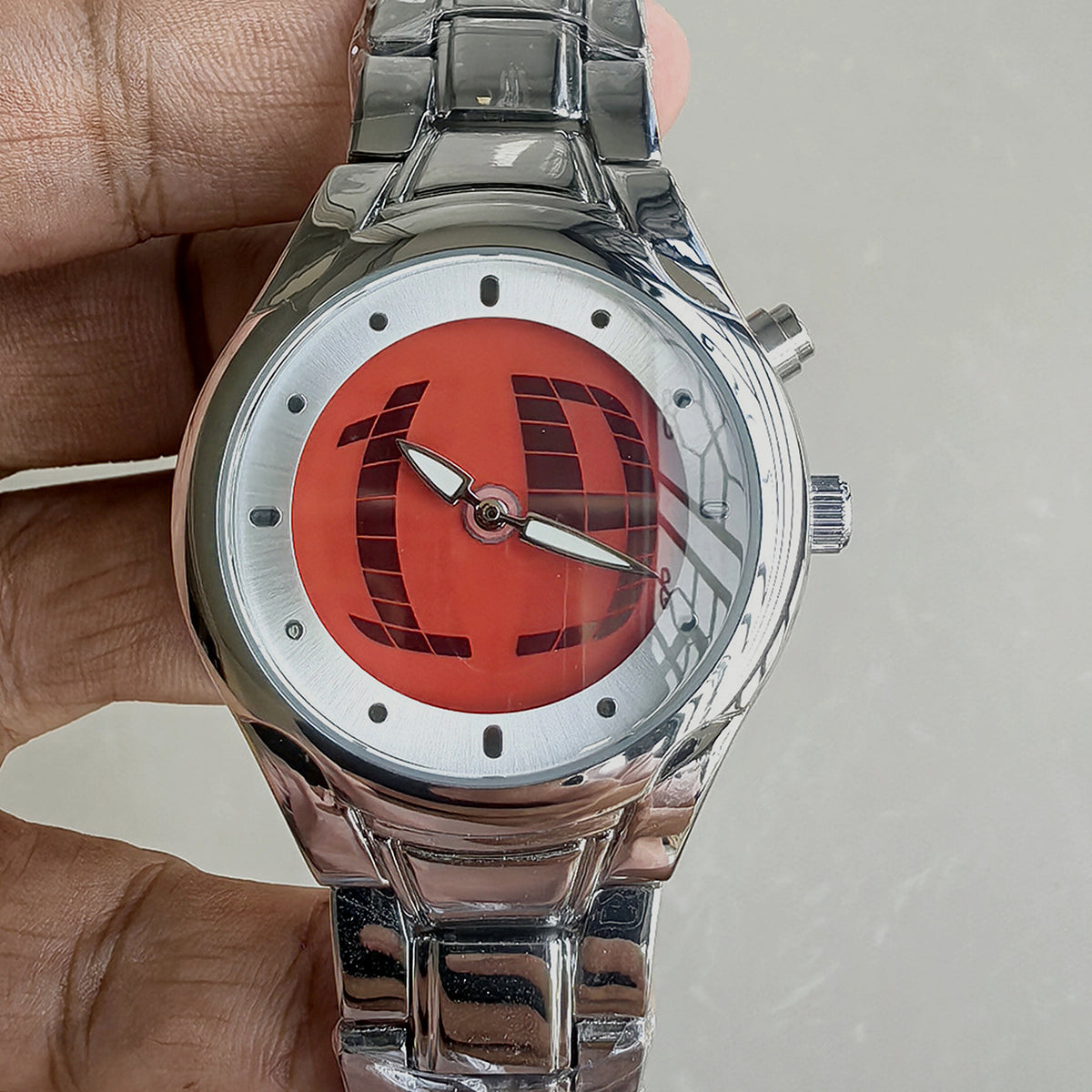 TIMELOOM 02 Round, red dial, close up in the hand, protective film still on the bracelet