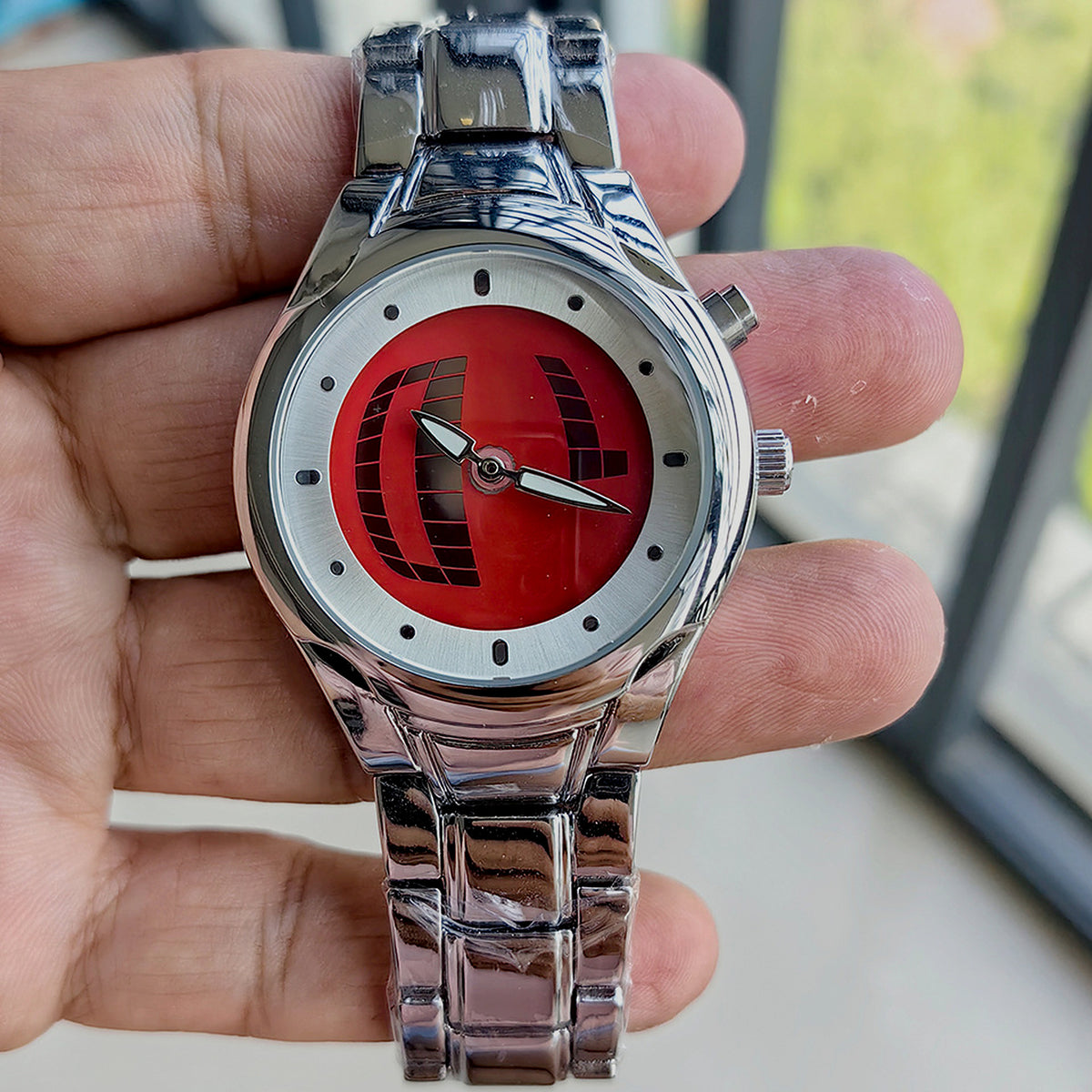TIMELOOM 02 Round, red dial, held in the hand, real photo